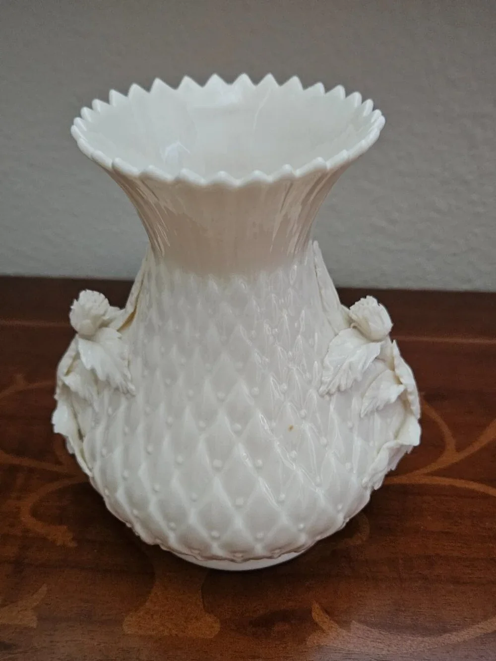 RARE ANTIQUE VINTAGE BELLEEK IRISH NEPTUNE PORCELAIN CORAL SHELL VASE POT